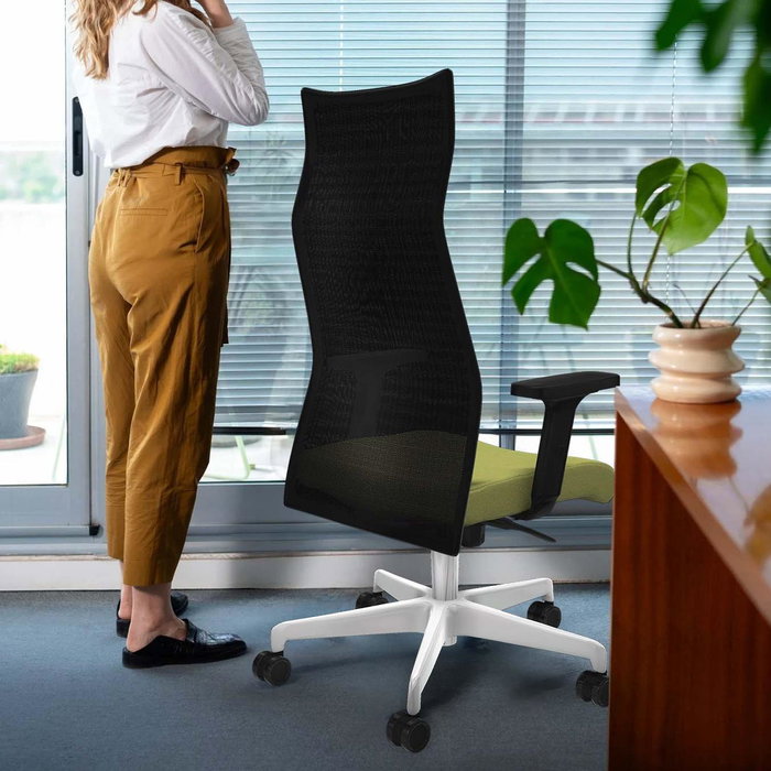 Sillón Albacete con mecanismo Sincro tapizada con Tela color Morado y malla color Negro. Equipado con Base poliamida blanca, Brazos 2D y Ruedas 65mm nailon