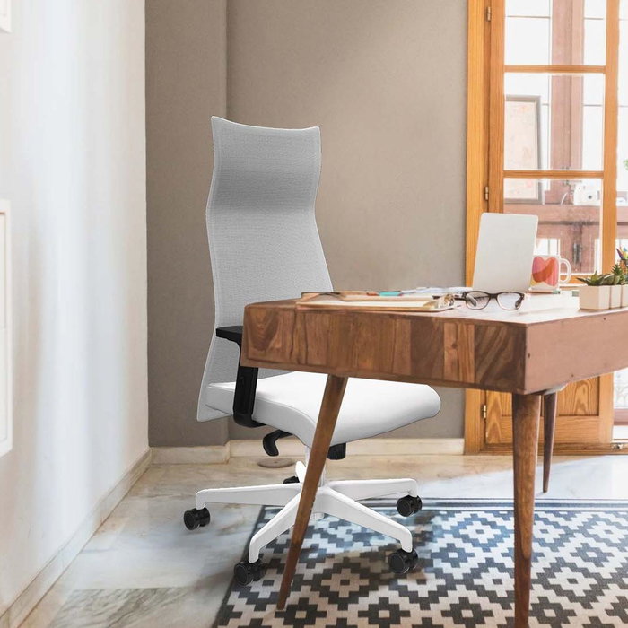 Sillón Albacete con mecanismo Sincro tapizada con Tela color Morado y malla color Negro. Equipado con Base poliamida blanca, Brazos 2D y Ruedas 65mm nailon