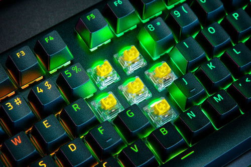 Razer Teclado BlackWidow V4 Pro Yellow Switch RGB Gaming Completo con Reposamuñecas, Teclado Mecánico USB Tipo C (USA) RZ03-04681800-R3M1