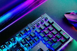 Razer Teclado BlackWidow V4 Pro Yellow Switch RGB Gaming Completo con Reposamuñecas, Teclado Mecánico USB Tipo C (USA) RZ03-04681800-R3M1