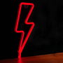 Forever Lampara Forever Neon Led Light Bolt - Luz LED Neon Decorativa Rayo Rojo con Soporte de Sobremesa, USB o Pilas