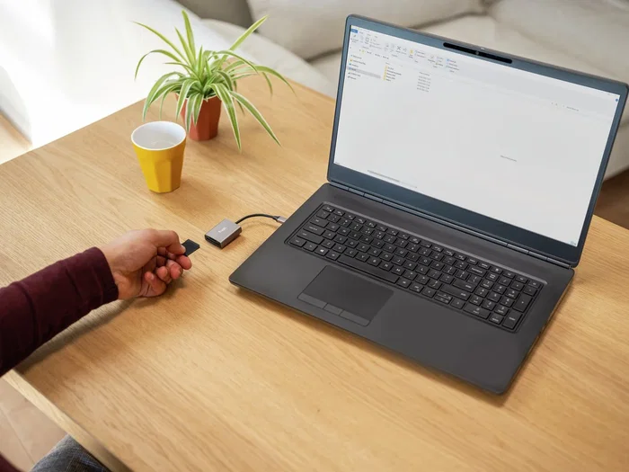 Trust Dalyx Fast 24136 - Lector de Tarjetas USB-C Externo USB 3.2 Gen 1, Compacto de Aluminio para SD/MicroSD, Velocidad hasta 104 MB/s Trust Dalyx Fast 24136 - Lector de Tarjetas USB-C Externo USB 3.2 Gen 1, Compacto de Aluminio para SD/MicroSD, Velocidad hasta 104 MB/s