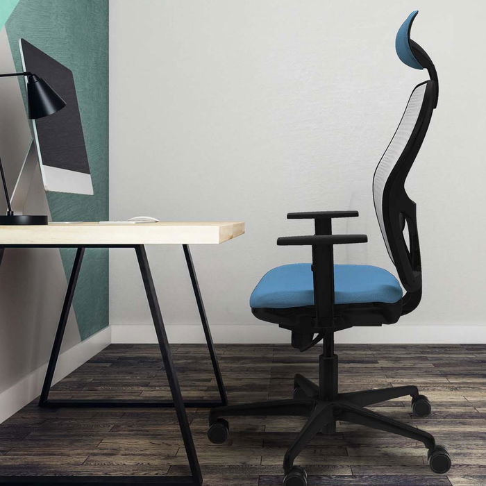 Silla de oficina Jorquera con mecanismo Sincro tapizada con Tela color Azul cielo y malla color Blanco. Equipada con lumbar 1D, Brazos 1D, Cabecero Fijo y Ruedas 65mm nailon