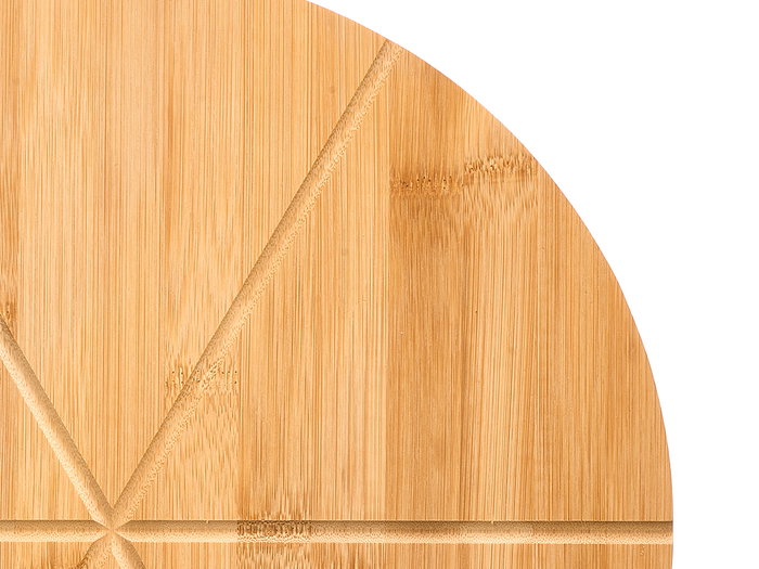 Kinvara - Set de Tabla de Bambú y Cortador de Pizza, 35 cm de Diámetro, Material Natural y Metal, Dimensiones 38x35x3.5 cm, Tabla para Servir y Cortar (Set de 8)
