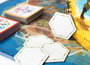 Tranjis Games Juego de Mesa Landmarks - Juego Cooperativo Familiar de Deducción y Pistas de Palabras para Explorar una Isla, Incluye Tablero, Losetas y Cartas