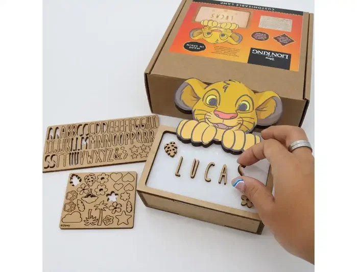 Wondee Lámpara de noche Simba personalizable de madera Wondee Lámpara de noche Simba personalizable de madera