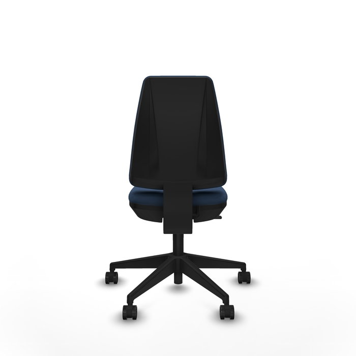 Silla de oficina Elche con mecanismo Contacto permanente básico tapizada con Similpiel color Azul marino. Equipada con Base piramidal negra, Sin brazos y Ruedas 65mm nailon