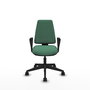 Silla de oficina Elche con mecanismo Asincro tapizada con Tela color Verde esmeralda. Equipada con Base piramidal negra, Brazos fijos y Ruedas 65mm nailon