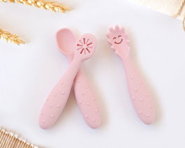 KioKids Set de 3 Cubiertos de Silicona Rosa para Bebé Lovely Friends, Pre-Cuchara, Cuchara y Pre-Tenedor, +6 Meses, 11 cm