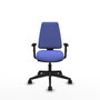 Silla de oficina Elche con mecanismo Contacto permanente básico tapizada con Tela color Azul claro. Equipada con Base piramidal negra, Brazos 1D y Ruedas 65mm nailon