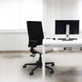 PIQUERAS Y CRESPO Bormate Silla de oficina con mecanismo asincrónico, malla negra y asiento amarillo