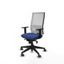 Silla de oficina Horna con mecanismo Sincro tapizada con Tela color Azul marino y malla color Blanco. Equipada con lumbar 1D, Brazos 1D y Ruedas 65 mm parqué