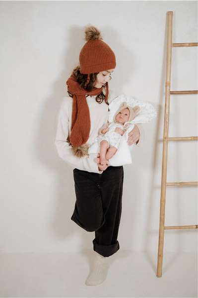 Muñecas Arias Muñeca Elegance 40 cm Andie Beige con Cojín, Muñeco de Peso, Edad 3+ años, Idioma Español