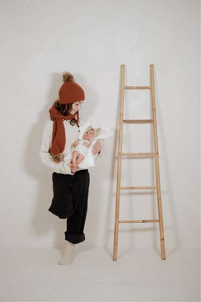 Muñecas Arias Muñeca Elegance 40 cm Andie Beige con Cojín, Muñeco de Peso, Edad 3+ años, Idioma Español