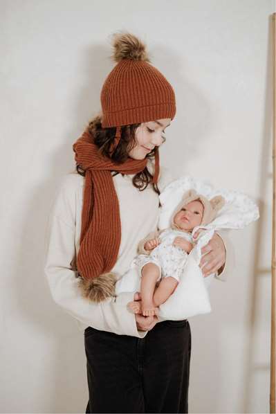 Muñecas Arias Muñeca Elegance 40 cm Andie Beige con Cojín, Muñeco de Peso, Edad 3+ años, Idioma Español