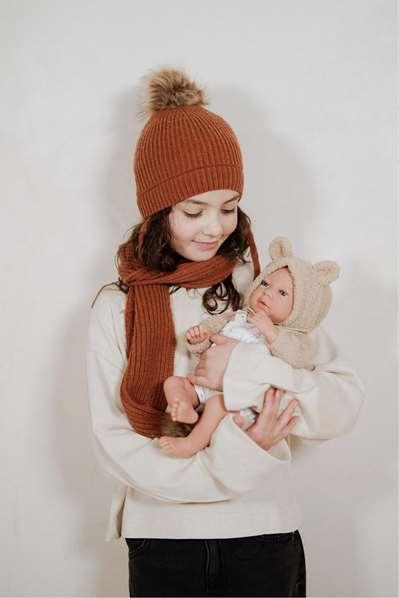 Muñecas Arias Muñeca Elegance 40 cm Andie Beige con Cojín, Muñeco de Peso, Edad 3+ años, Idioma Español