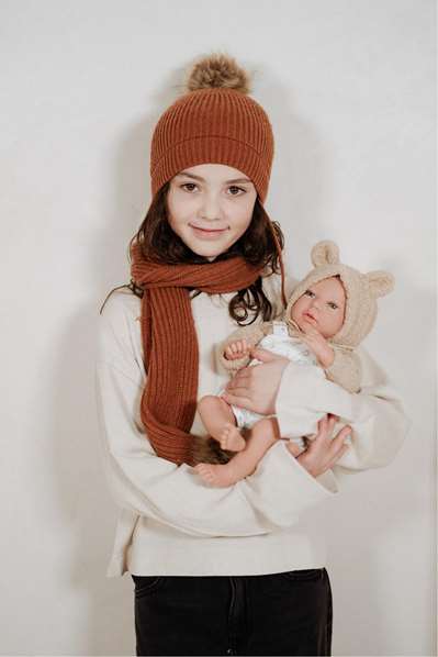 Muñecas Arias Muñeca Elegance 40 cm Andie Beige con Cojín, Muñeco de Peso, Edad 3+ años, Idioma Español