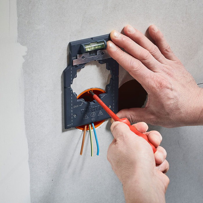 Wolfcraft 5975000 Plantilla para marcar y alinear, para medidas de 71 y 91 mm, obra en seco, instalación de cajas de enchufe e interruptores Wolfcraft 5975000 Plantilla para marcar y alinear, para medidas de 71 y 91 mm, obra en seco, instalación de cajas de enchufe e interruptores