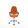 Silla de oficina Algarra con mecanismo Contacto permanente básico tapizada con Tela color Naranja. Equipada con Base cromada, Brazos fijos y Ruedas de parqué