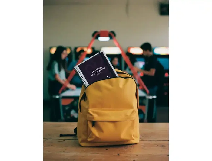 Liderpapel Agenda Escolar Personalizable 26-27 Día Página A5 Espiral Bilingüe con Portada Intercambiable Papel FSC 70g - Simply