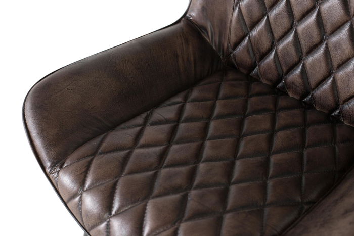 Giner y Colomer Silla Tapizada en Piel Gris Ceniza con Detalle de Costuras en Rombo y Pata en Hierro Negro Giner y Colomer Silla Tapizada en Piel Gris Ceniza con Detalle de Costuras en Rombo y Pata en Hierro Negro