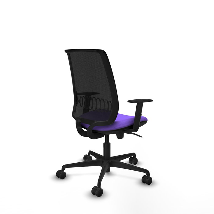 Silla de oficina Alares con mecanismo Sincro tapizada con Tela color Lila y malla color Negro. Equipada con lumbar 1D, Brazos 1D y Ruedas 65mm nailon