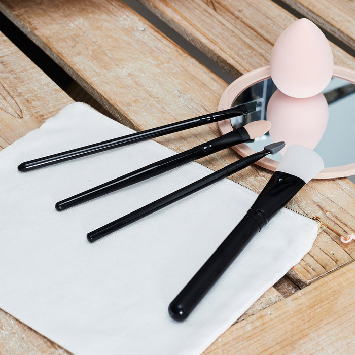 Cosmetic Club Juego de 4 Brochas de Maquillaje con Puntas de Silicona para Aplicación Precisa y Sin Pérdidas de Cremas y Polvos, 6.5x6.5 cm, Altura 16 cm