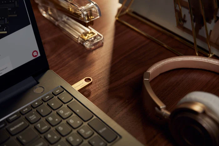 Kingston DataTraveler SE9 G3 512 GB Oro