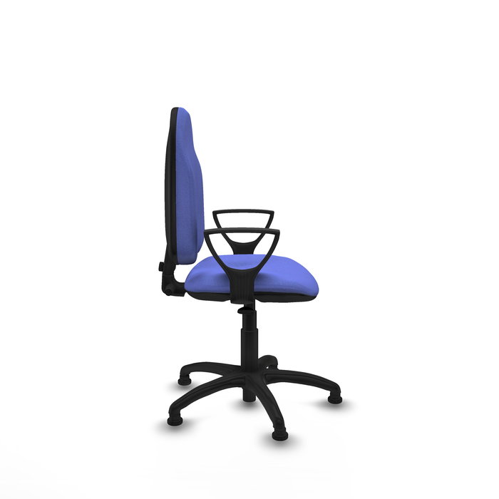 Silla de oficina Algarra con mecanismo Contacto permanente básico tapizada con Tela color Azul claro. Equipada con Base poliamida negra, Brazos fijosy Topes