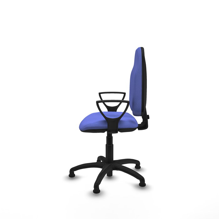 Silla de oficina Algarra con mecanismo Contacto permanente básico tapizada con Tela color Azul claro. Equipada con Base poliamida negra, Brazos fijosy Topes