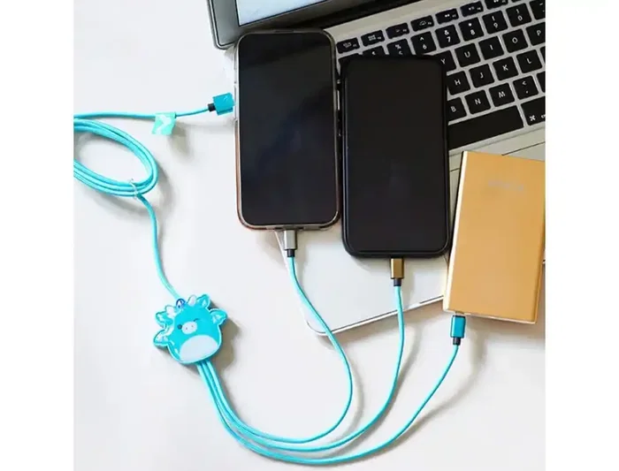 Wondee Cable de Carga 3 en 1 Squishmallows Tatiana 1.2 m - Micro USB, USB-C, Lightning - Carga Rápida y Trenzado Wondee Cable de Carga 3 en 1 Squishmallows Tatiana 1.2 m - Micro USB, USB-C, Lightning - Carga Rápida y Trenzado