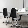 Silla de oficina Algarra con mecanismo Contacto permanente básico tapizada con Tela color Negro. Equipada con Base cromada, Brazos 2D y Ruedas de nailon 50 mm