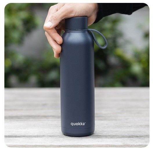QUOKKA Botella Termo 630 ml Acero Inoxidable Solid con Colgador, Color Slate - Mantiene Calor y Frio