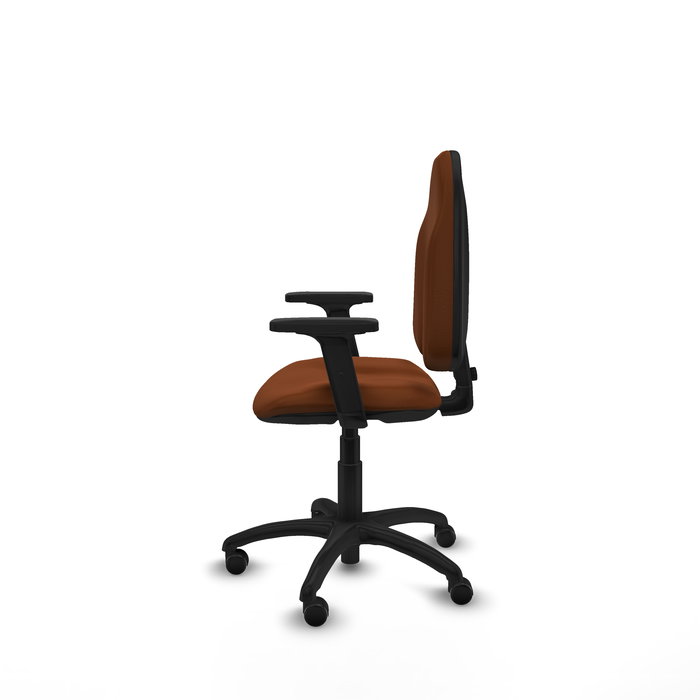 Silla de oficina Algarra con mecanismo Contacto permanente básico tapizada con Similpiel color Marrón. Equipada con Base poliamida negra, Brazos 2D y Ruedas autofrenantes