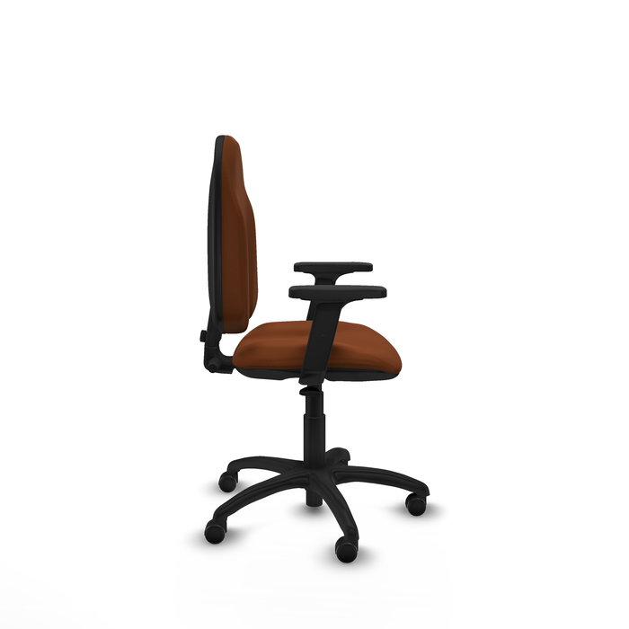 Silla de oficina Algarra con mecanismo Contacto permanente básico tapizada con Similpiel color Marrón. Equipada con Base poliamida negra, Brazos 2D y Ruedas autofrenantes