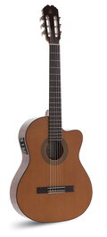 Guitarra Clásica Admira Juanita Electrificada con Cutaway Fishman Serie Estudio