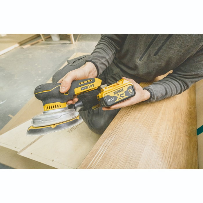 DeWalt DCW230P2-QW Lijadora Orbital Aleatoria Inalámbrica 150 mm con 2 Baterías