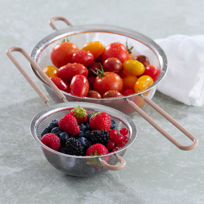 Day Juego de 2 Coladores de Acero Inoxidable y Silicona, Diámetros 13,5-19,5 cm