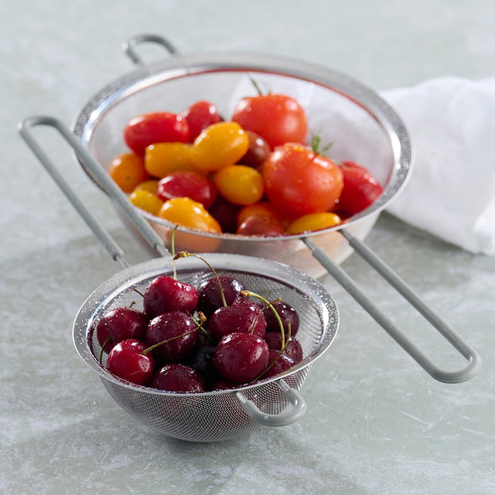 Day Juego de 2 Coladores de Acero Inoxidable y Silicona, Diámetros 13,5-19,5 cm