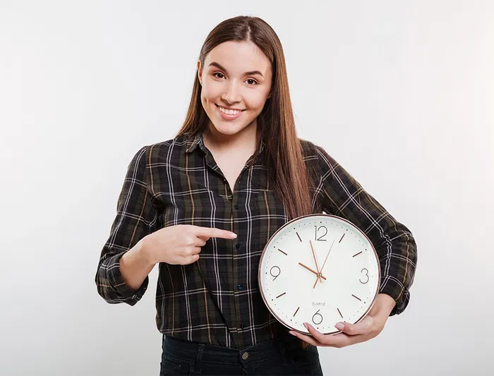 Q-connect Reloj de Pared Metálico Redondo 30.5 cm Movimiento Silencioso Rosa Dorado