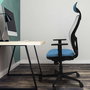 Silla de oficina Jorquera con mecanismo Sincro tapizada con Tela color Naranja y malla color Blanco. Equipada con lumbar 1D, Brazos 1D, Cabecero Fijo y Ruedas 65mm nailon