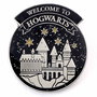 THE CARAT SHOP Pin Welcome to Hogwarts Harry Potter Aleación de Zinc
