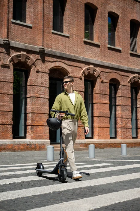 Segway Ninebot E2 Plus E II Patinete Eléctrico Plegable Negro, 25 km/h, 500W, Autonomía 25 km, Pantalla, Freno Tambor, Para Hasta 90 kg
