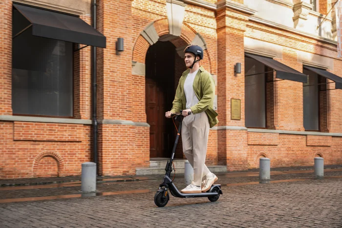 Segway Ninebot E2 Plus E II Patinete Eléctrico Plegable Negro, 25 km/h, 500W, Autonomía 25 km, Pantalla, Freno Tambor, Para Hasta 90 kg