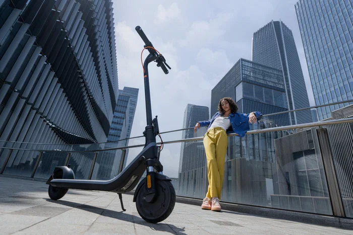 Segway Ninebot E2 Plus E II Patinete Eléctrico Plegable Negro, 25 km/h, 500W, Autonomía 25 km, Pantalla, Freno Tambor, Para Hasta 90 kg