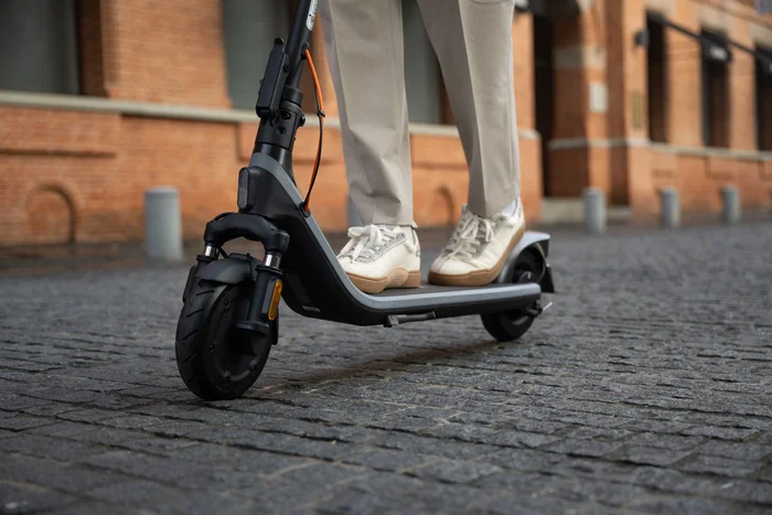 Segway Ninebot E2 Plus E II Patinete Eléctrico Plegable Negro, 25 km/h, 500W, Autonomía 25 km, Pantalla, Freno Tambor, Para Hasta 90 kg