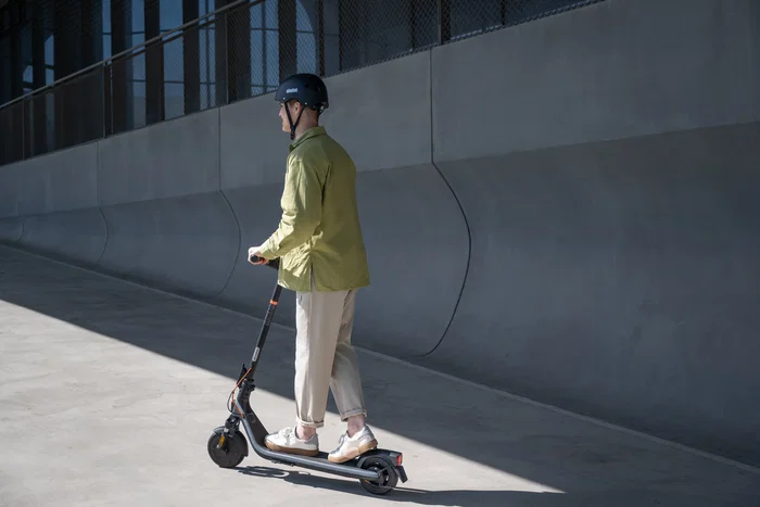 Segway Ninebot E2 Plus E II Patinete Eléctrico Plegable Negro, 25 km/h, 500W, Autonomía 25 km, Pantalla, Freno Tambor, Para Hasta 90 kg