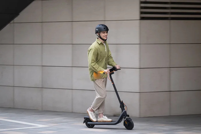 Segway Ninebot E2 Plus E II Patinete Eléctrico Plegable Negro, 25 km/h, 500W, Autonomía 25 km, Pantalla, Freno Tambor, Para Hasta 90 kg