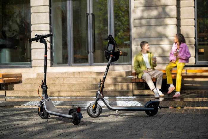 Segway Ninebot E2 Plus E II Patinete Eléctrico Plegable Negro, 25 km/h, 500W, Autonomía 25 km, Pantalla, Freno Tambor, Para Hasta 90 kg