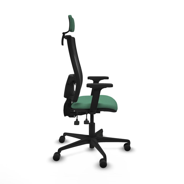 Silla de oficina Bormate con mecanismo Asincro tapizada con Tela color Verde esmeralda y malla color Negro. Equipada con lumbar 1D, Brazos 2D, Cabecero 2D y Ruedas 65mm nailon